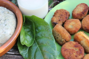 Croquetas veganas con leche de arroz casera, nuez moscada, cebolla y acelgas orgánicas.