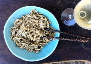 Pesto vegano elaborado aprovechando la pulpa sobrante de la leche de pistachos casera.