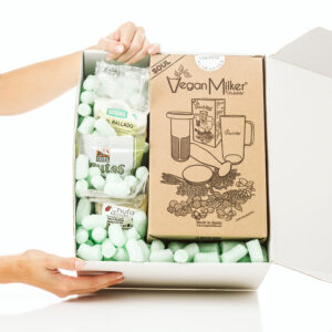 caja de cartón mostrando relleno de gusanos de maíz verdes
