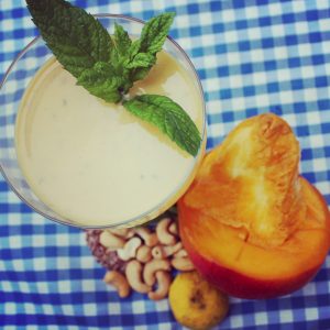 Lassi elaborado con yogur vegano de anacardos, mango y hierbabuena.