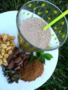 Веган млечен шейк с фъстъчено мляко, какао и мента 1 Vegan recipe of peanut milk cocoa and mint