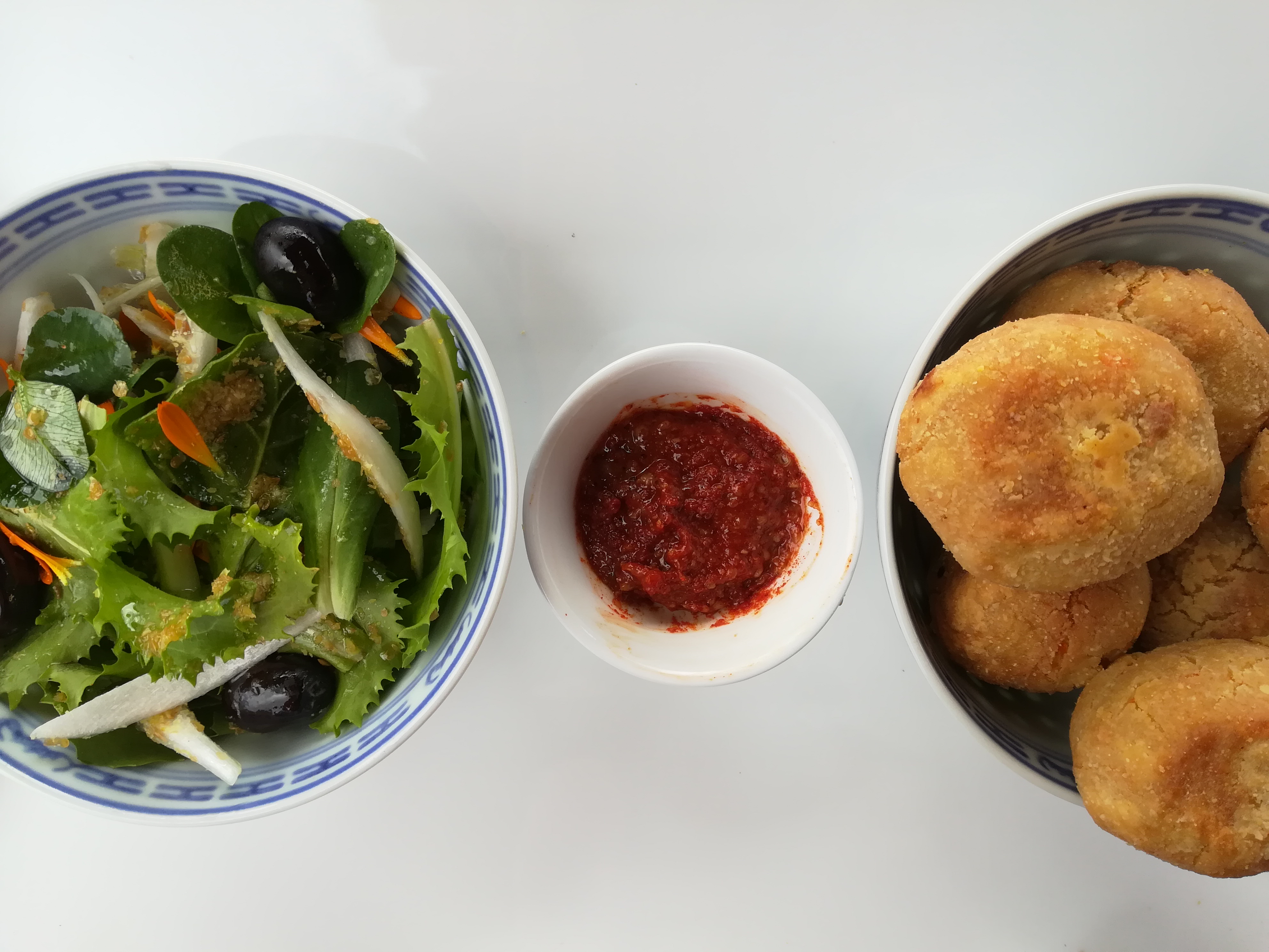 Croquetas veganas sin gluten con salsa de tomate picante y ensalada