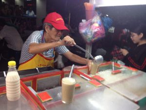 Soy milk trolley in the chinese night market (Malaysia, 2015)