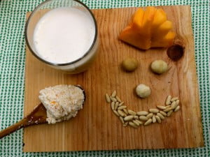 Macadamia & pinenuts milk with peach