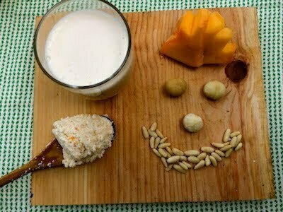 Leche de macadamia y piñones con melocotón