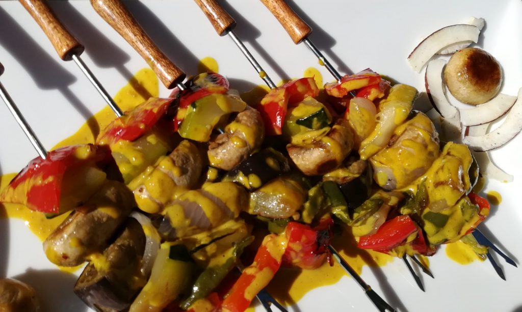 pinchos morunos con trozos de champiñones, cebolla, pimiento, berenjena bañados en salsa satay de coco