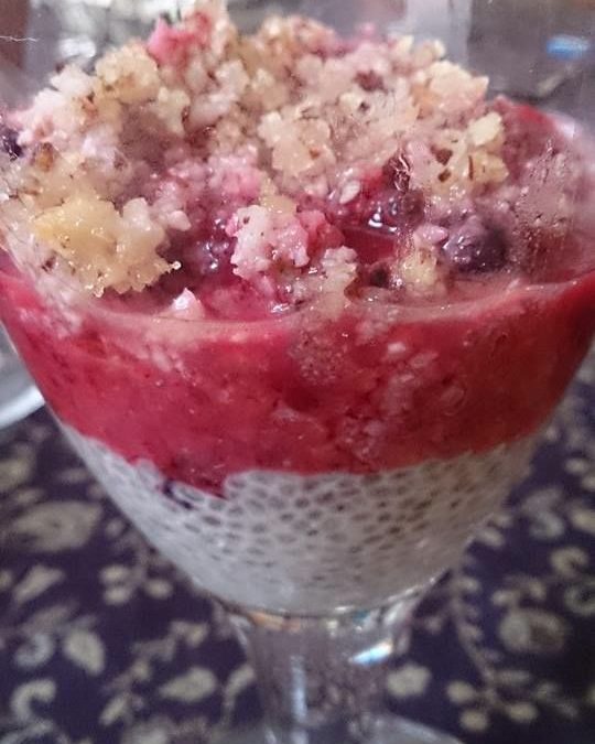 Pudding de leche de almendra y chía con topping crujiente