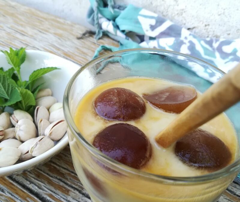 Café helado con leche de avena y pistachos