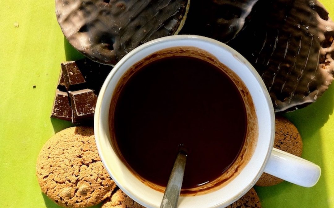 Deliziosa cioccolata calda con latte vegetale fatto in casa