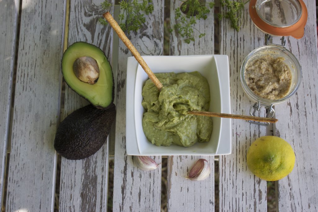 vegan recipe of guacamole with oat pulp