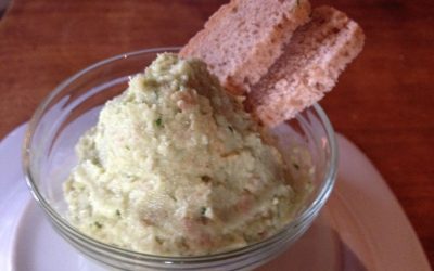 Hummus con arachidi e avocado