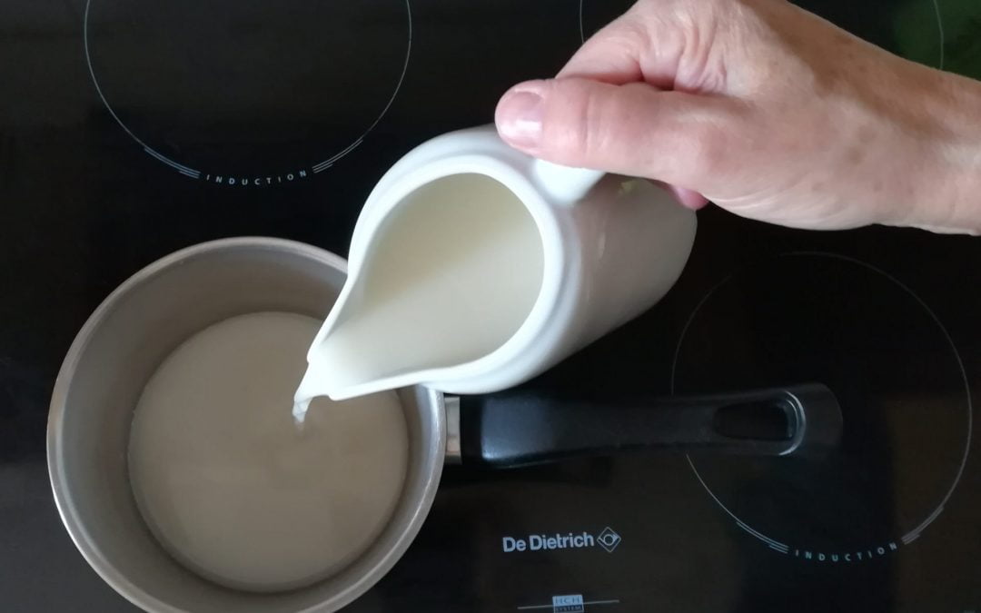 Trucchi per riscaldare il latte vegetale fatto a casa usando i suoi nutrienti