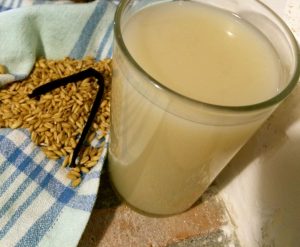 grains crus d'avoine et lait d'avoine sur la table