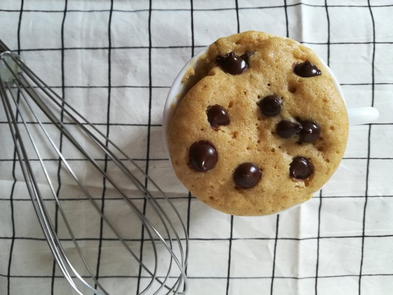 vista desde arriba de un mug cake con pepitas de chocolate