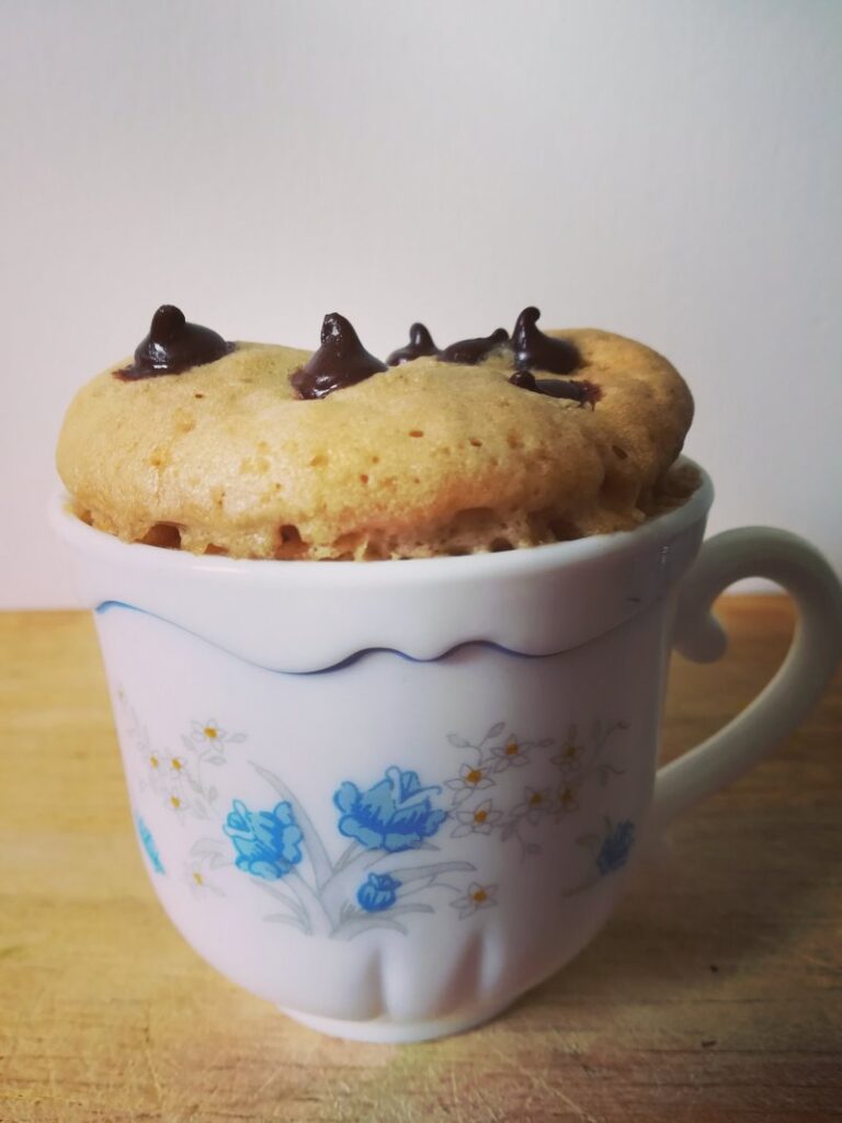 taza de café con mug cake clásico 