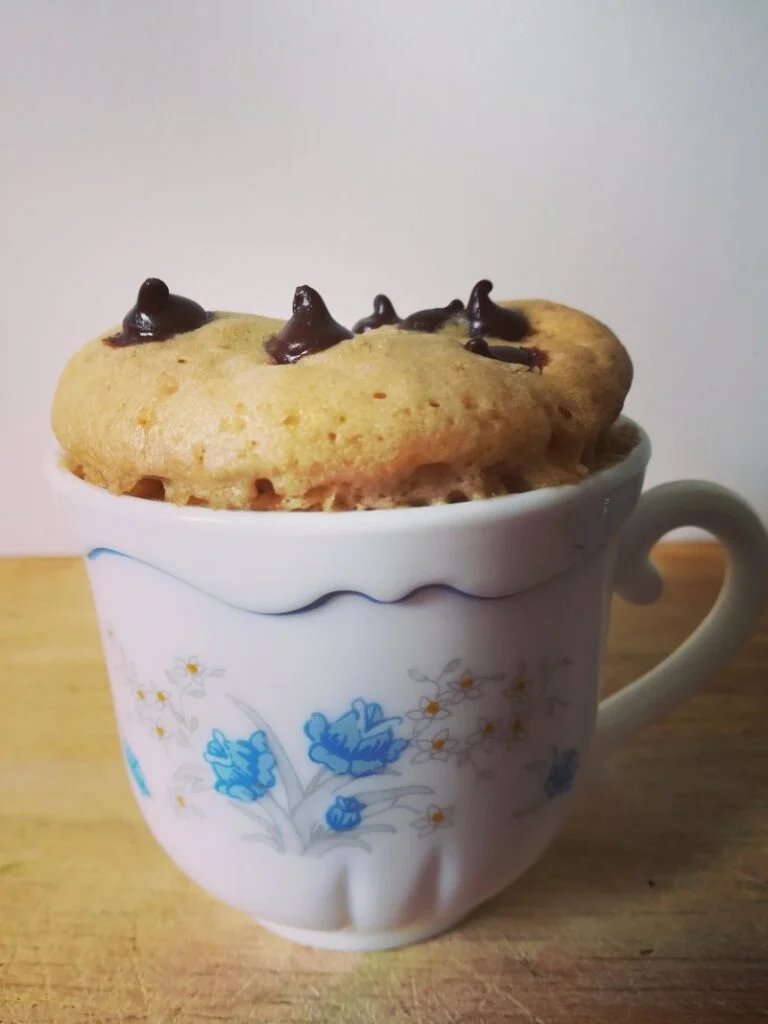 taza de café con mug cake clásico 