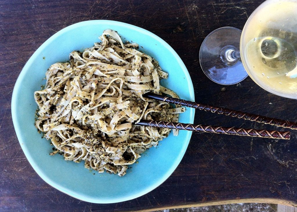 Pesto vegano elaborado aprovechando la pulpa sobrante de la leche de pistachos casera.