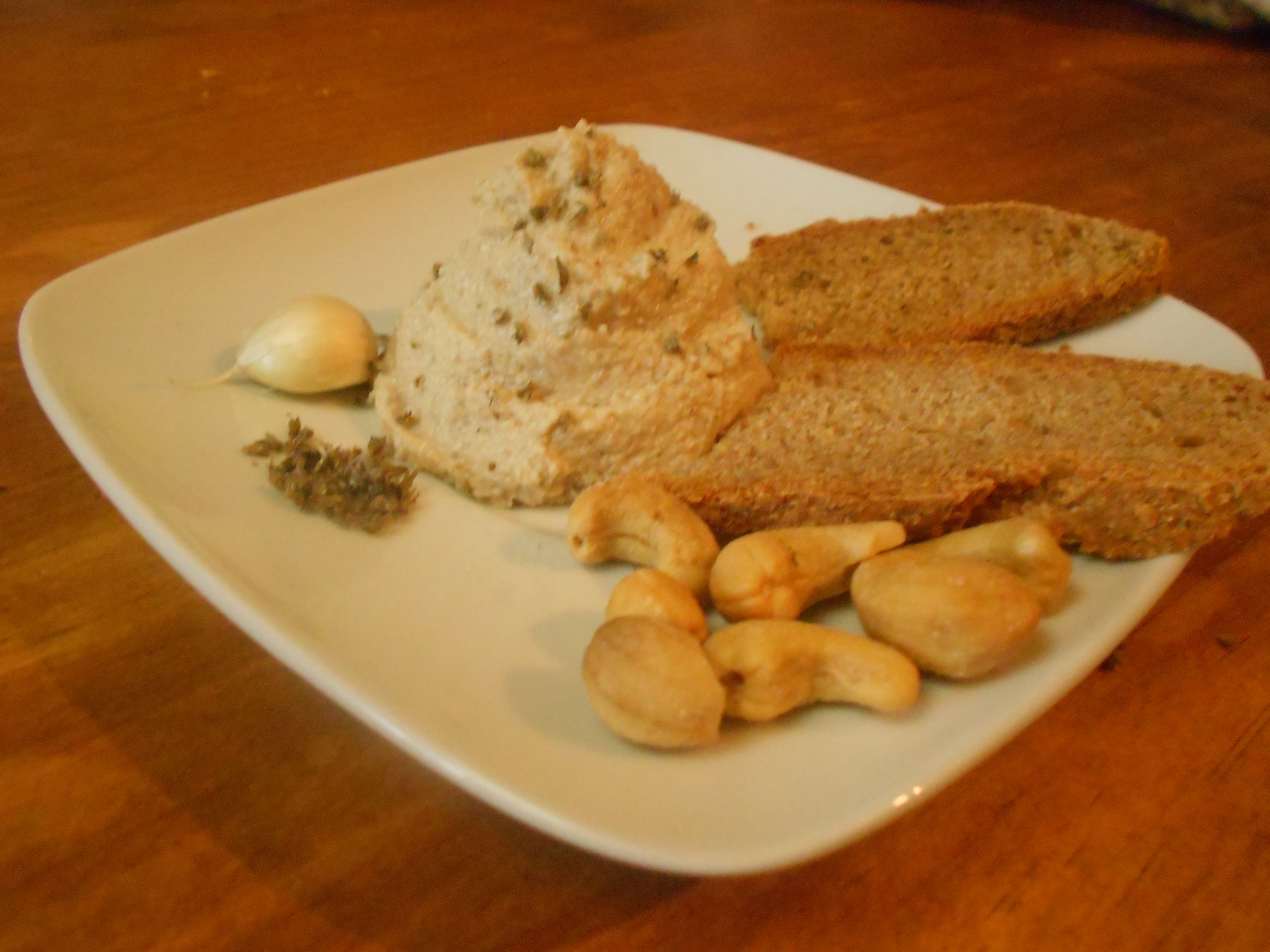 Sabroso queso de untar hecho con la pulpa de la leche de anacardo