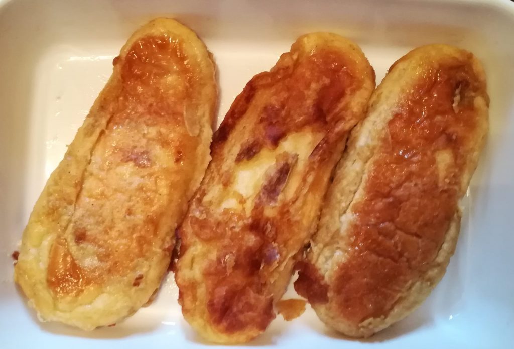 3 torrijas de bollo sobre plato blanco con una pinta estupenda