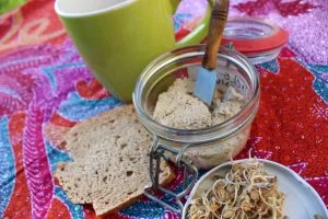 Салата с веганско орехово сирене и цветя 1 walnutcheesespread 2