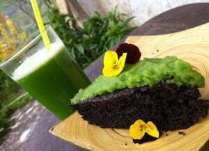 Green juice with cake